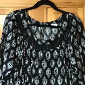 Honey Punch Black and White 3/4 Sleeve Graphic Blouse
